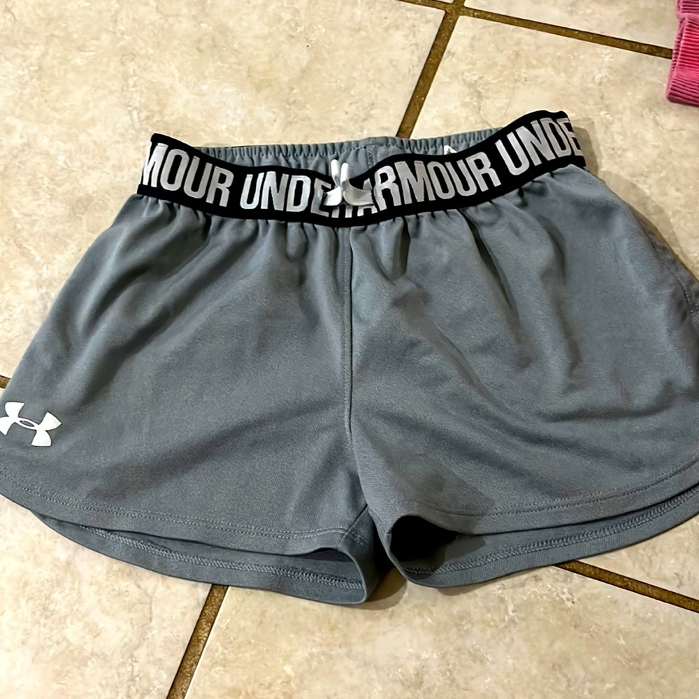 I’m selling a pair of grey under armor shorts. Selling them for only $10